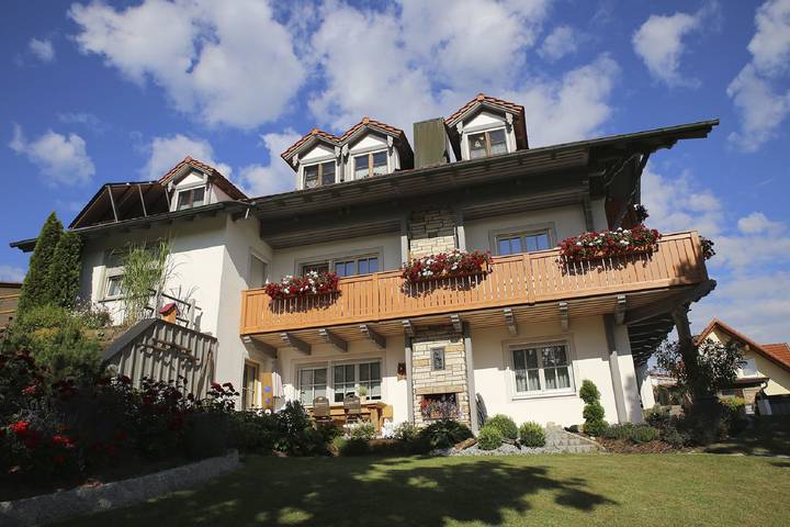 Ferienwohnung für 4 Personen, mit Balkon/Terrasse und Balkon sowie Terrasse und Garten in Haundorf