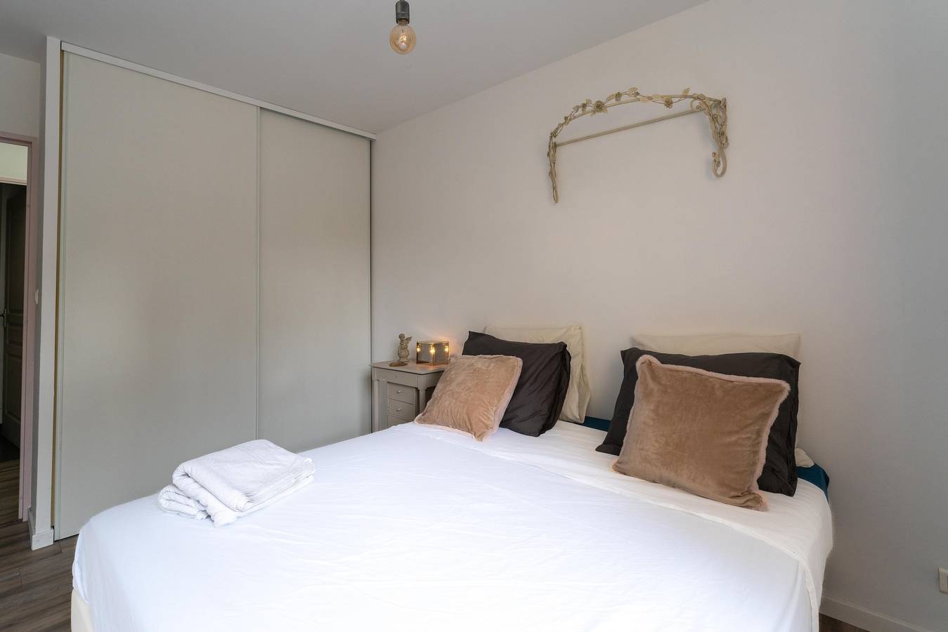 Appartement entier, Appartement "Un Temps Pour Soi" avec terrasse privée, jardin privé et Wi-Fi in L'Isle-sur-la-Sorgue, Vaucluse