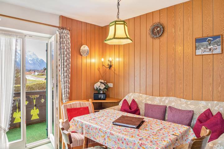 Entire apartment, Apartment '1' with Mountain View, Shared Garden and Wi-Fi in Wallgau, Walchensee