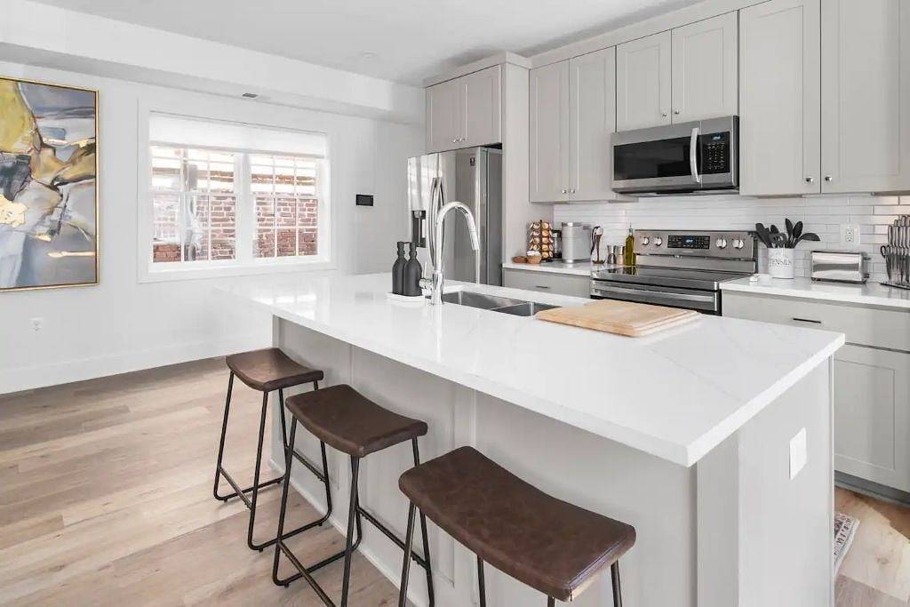 Ganze Wohnung, ★1/2 Block to King Street, King Bed ~ Free Parking★ in Alexandria (VA), Alexandria City