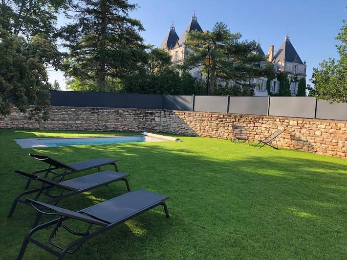 Location de vacances pour 7 personnes, avec jardin et vue ainsi que piscine et sauna à Mercurey
