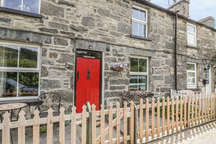 Cottage for 5 people, with garden, with pets in Penmachno