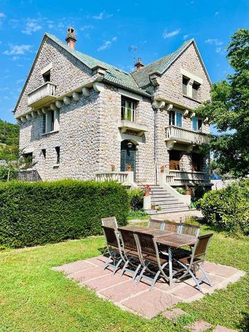 Gîte pour 2 personnes, avec vue ainsi que piscine et jardin, animaux acceptés à Espalion