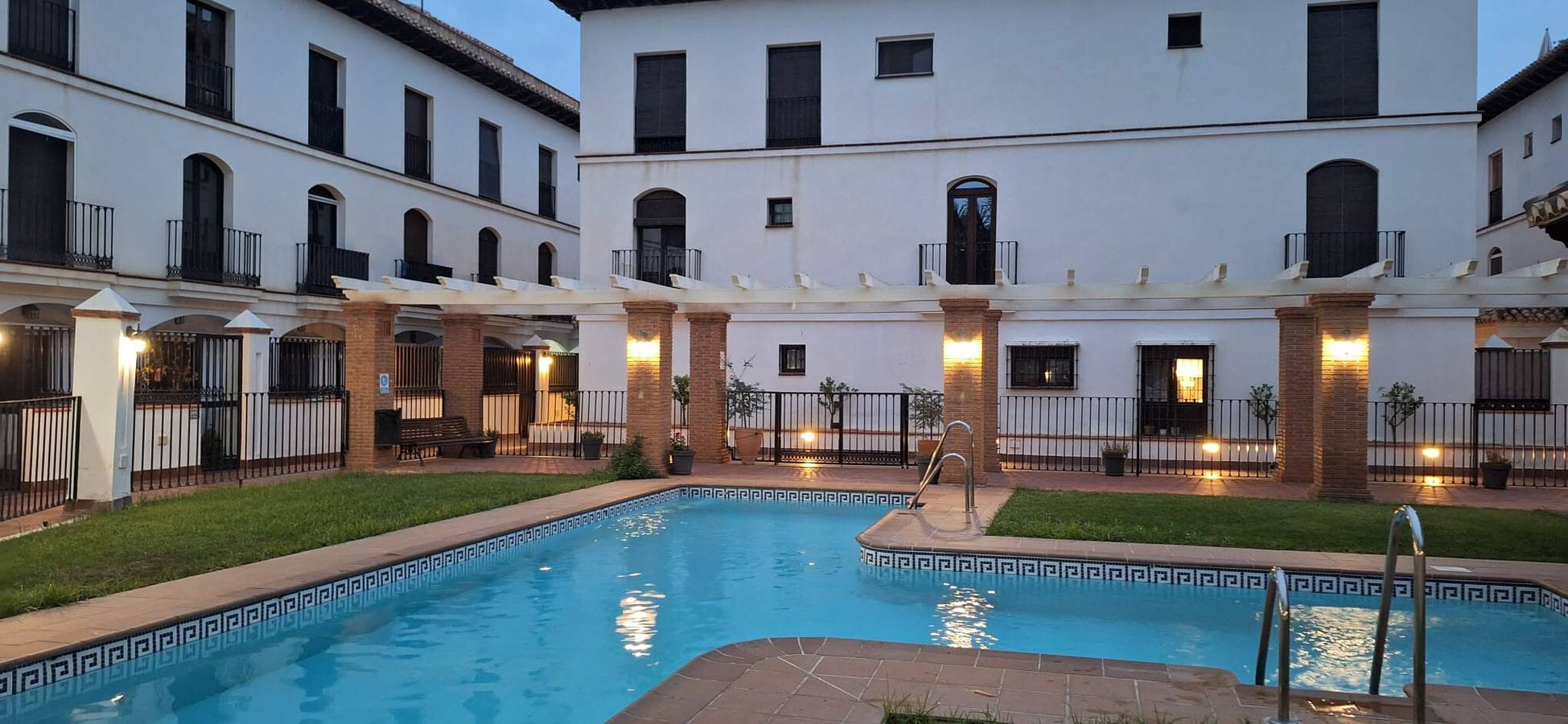 Appartement entier, Duplex Las Terrazas avec vue sur les montagnes, piscine, Wi-Fi, 2 terrasses et barbecue in Vélez de Benaudalla, Costa Granadina