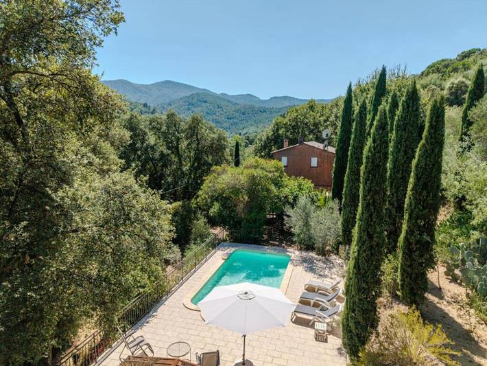 Location de vacances pour 6 personnes, avec piscine ainsi que jardin et vue, animaux acceptés à Les Mayons