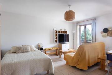 Gîte pour 4 personnes, avec terrasse à Laye (homonymie)