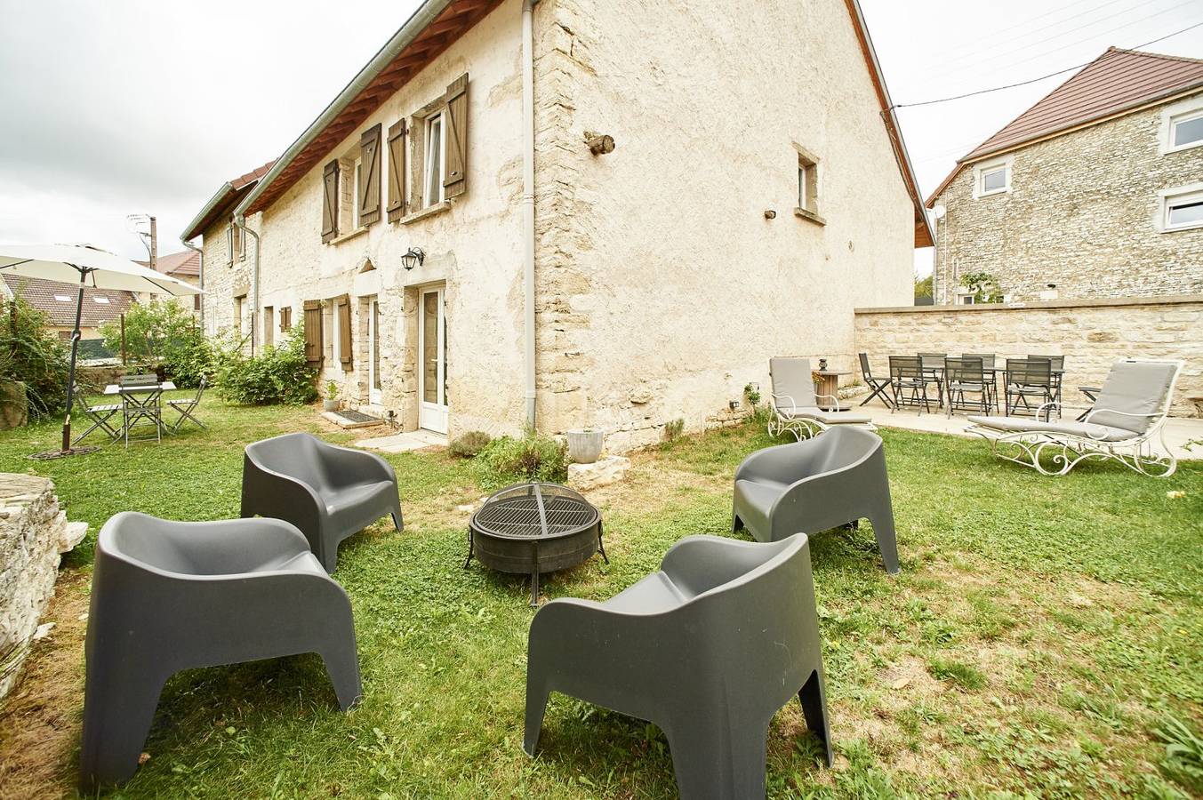Maison vigeronne jardin clos, barbecue, bains de soleil in Aiglepierre, Jura Francais
