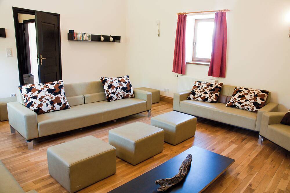 Swordle byre. Perfect for large group holidays, only a 5 minute's walk to beach. in Highlands