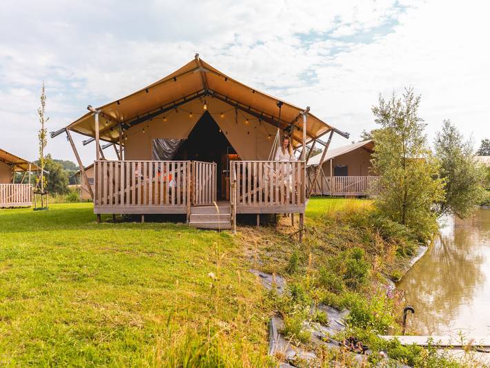 Zelt für 6 Personen, mit Terrasse und Garten sowie Pool in Andijk