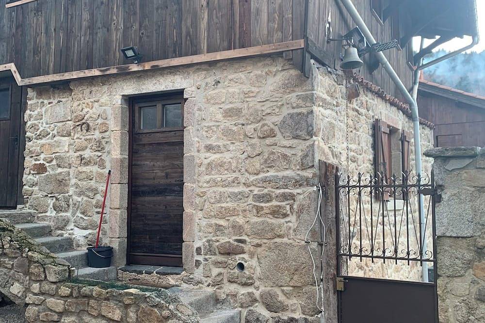 Accommodation in a former paper mill in Saint-Martin-des-Olmes, Parque Natural Regional Livradois-Forez