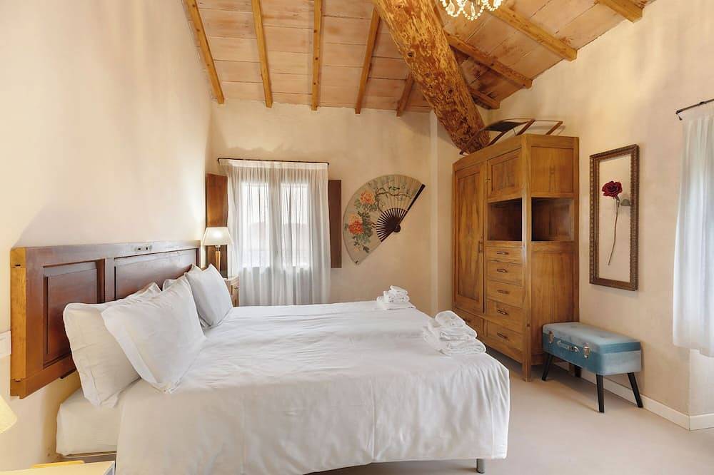 Villa 'Il Bozzolo Boutique Apt Magnolia' where Relaxation meets Design in Valeggio sul Mincio, Verona Province