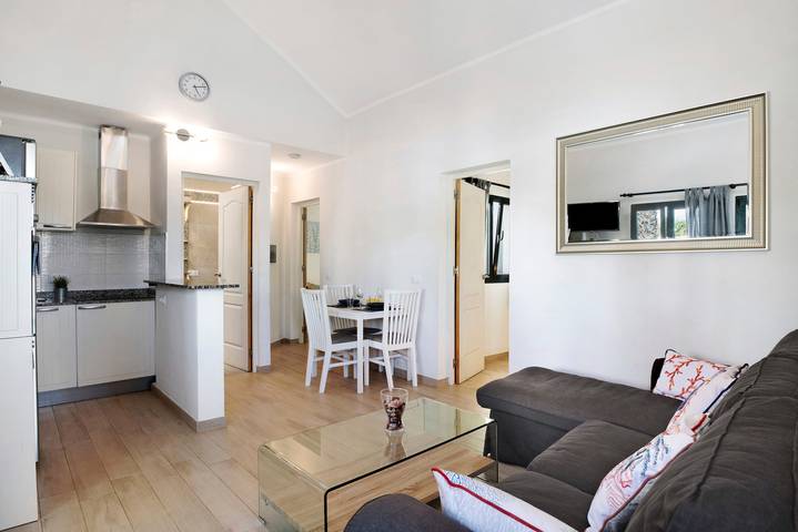 Apartamento entero, Apartamento de vacaciones 'Bungalow La Roca' con piscina compartida, Wi-Fi y aire acondicionado in Playa Bastián, Teguise