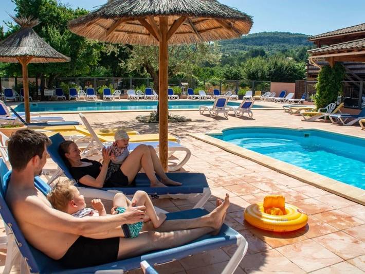 Camping pour 6 personnes, avec bassin pour enfant et jacuzzi
