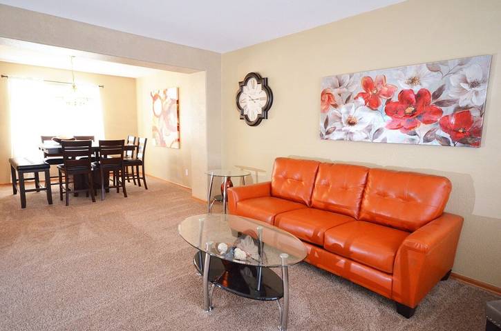 Vacation home for 14 people, with balcony and pool as well as yard in Colorado Springs