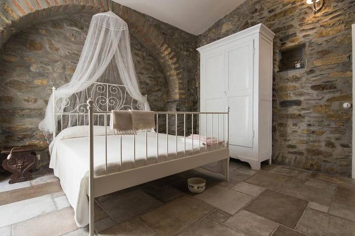 Ferienwohnung für 7 Personen, mit Balkon und Whirlpool sowie Terrasse in Montalto Ligure