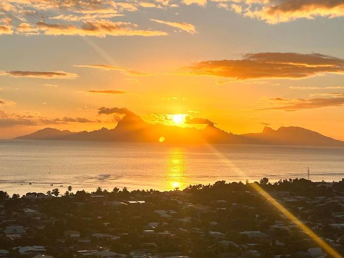 Location de vacances pour 2 personnes, avec vue ainsi que terrasse et piscine dans Tahiti