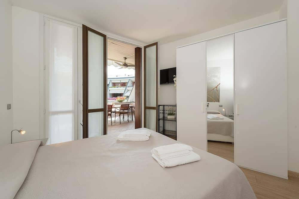 Entire apartment, Ai Teatri Apartment - Lake view - terrace - Wifi in Rivoltella del Garda, Desenzano del Garda
