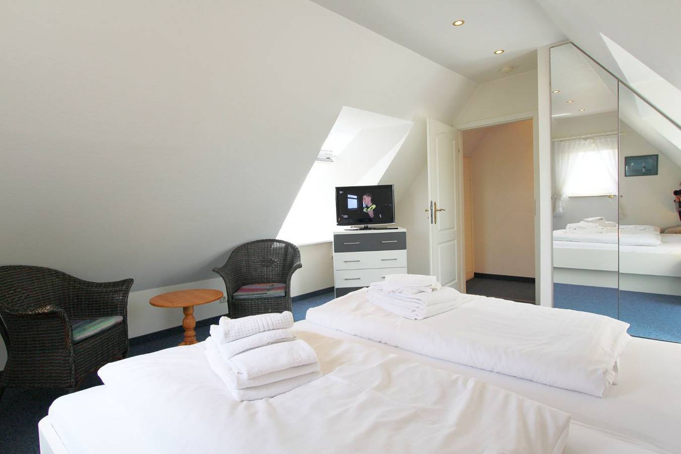 Ganze Wohnung, Schöne Drei-Zimmer Wohnung im Ober- und Dachgeschoss mit direktem Meerblick in Wenningstedt, Sylt