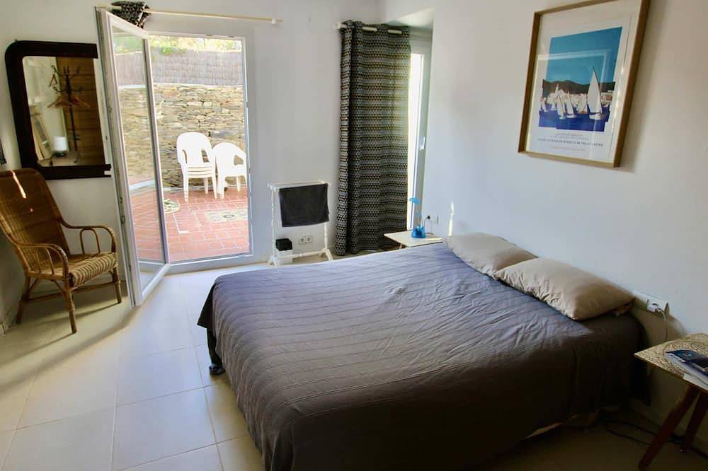 Large, very quiet house close to the center, swimming pool, 5 minutes from the beach. Saturday to Saturday in Cadaques, Cap de Creus