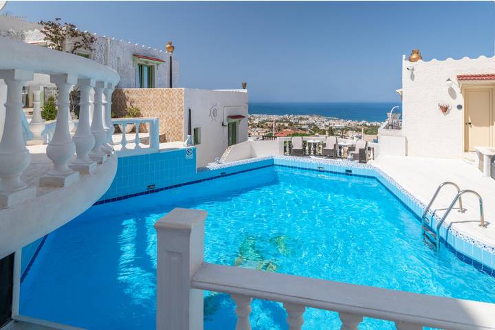 Location de vacances pour 15 personnes, avec balcon et piscine ainsi que vue sur l’océan et jardin à Chersónissos - 2