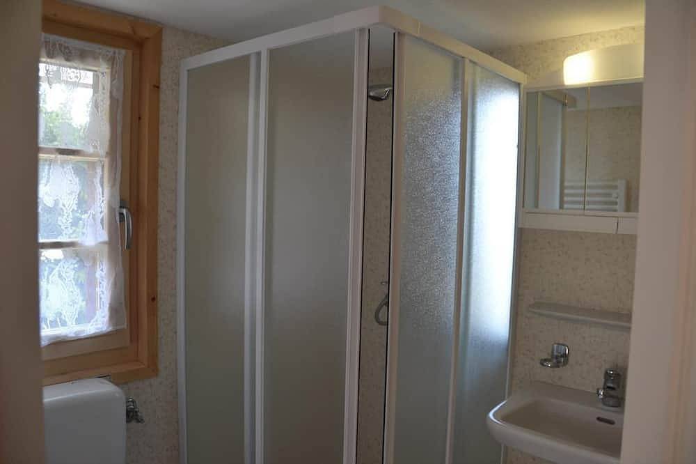 Außen: Mazot auf 2 Stockwerken, für 2-4 Personen, Balkon auf 3 Seiten oben und eine schöne Terrasse in Saint Luc, Anniviers