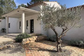 Location de vacances pour 13 personnes, avec jardin et terrasse à Flassans-sur-Issole