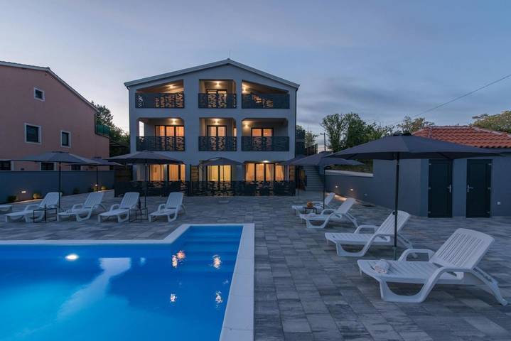 Ferienwohnung für 4 Personen, mit Pool und Garten sowie Balkon und Ausblick