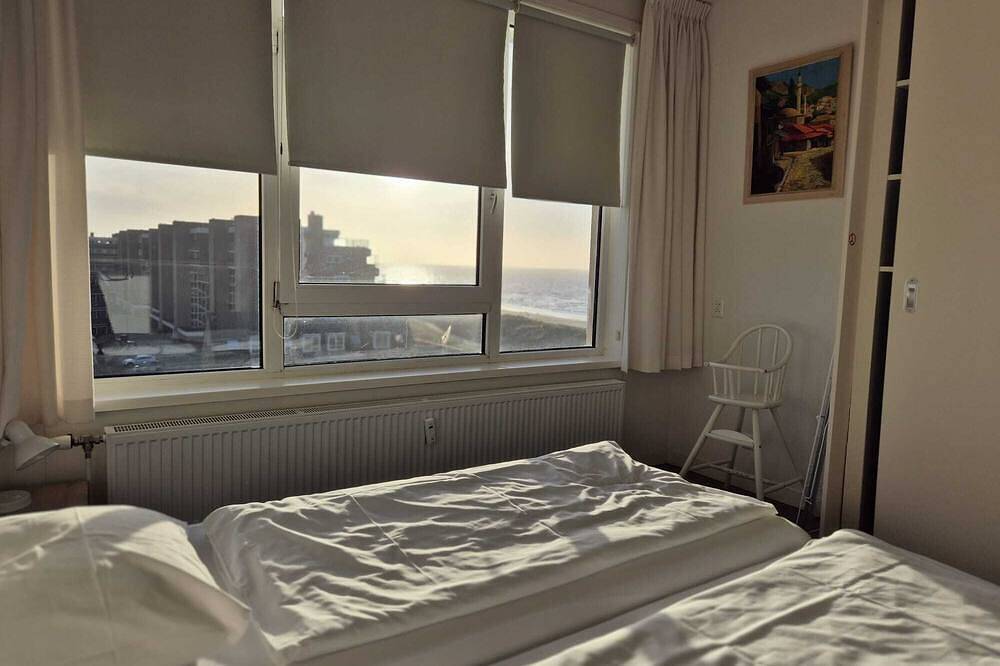 Apartment Lisamare liegt im 5.Stock des Apartmentkomplexes \"Kennedyflat\". Lage direkt am Meer und Strand, 100 m vom Zentrum und Dünen. Nur wenige Gehminuten vom Zentrum von Egmond Aan Zee, mit seinen gemütliche Geschäften und Restaurants. in Egmond, Egmond aan Zee