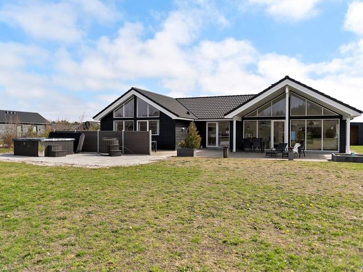 Ferienhaus für 18 Personen, mit Whirlpool und Terrasse sowie Pool und Sauna in Houstrup Strand