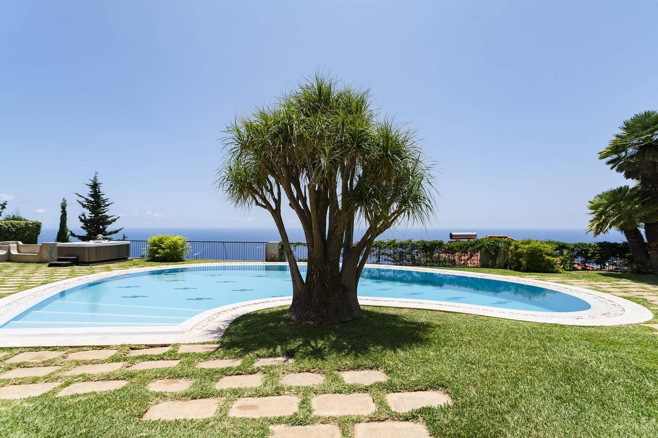 Vila Eucalipto, pool and sea view in São Martinho, Madeira