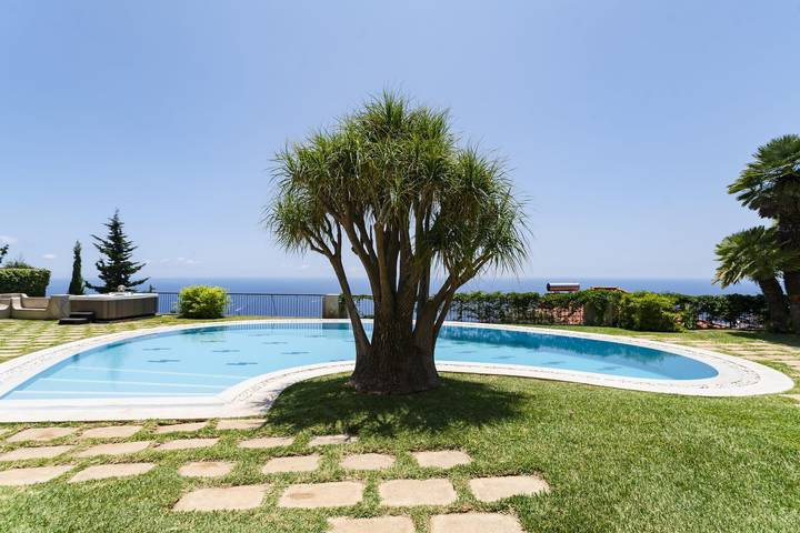 Villa pour 10 personnes, avec piscine ainsi que jacuzzi et jardin, animaux acceptés à Funchal - 2