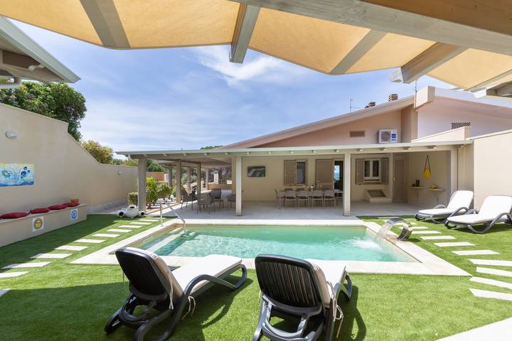 Casa vacanza per 15 persone, con Balcone e Terrazza nonché Giardino e Panorama a Porto Pino