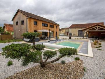Location de vacances pour 10 personnes, avec terrasse et piscine ainsi que jardin et jacuzzi à Grand-Brassac