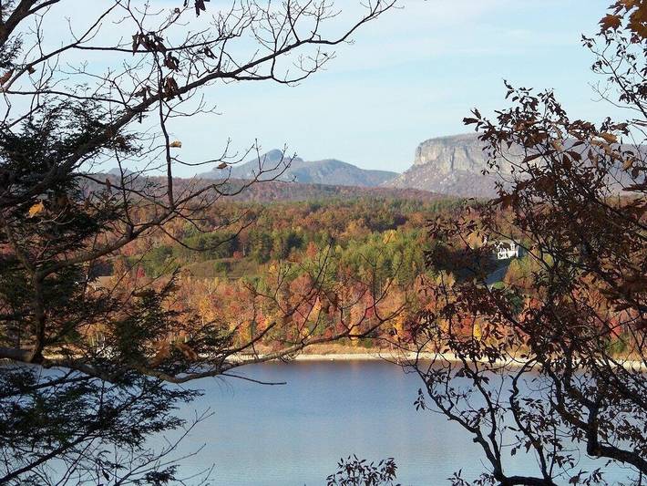 Vacation rental for 12 people, with yard in Lake James