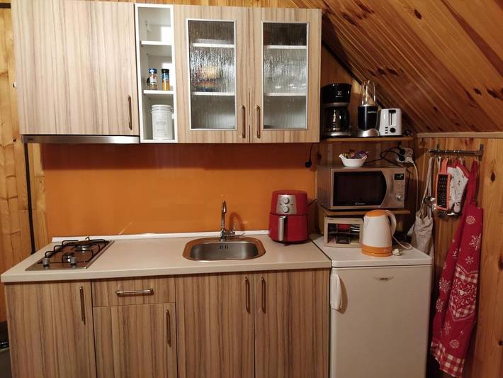 Gîte pour 2 personnes, avec vue et jardin dans Poljanak