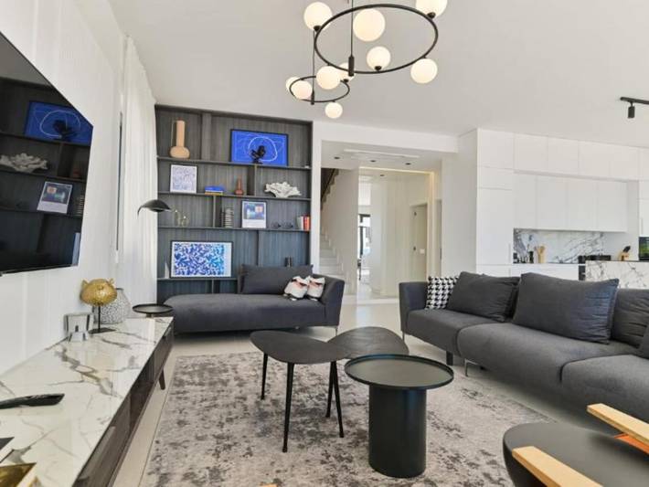 Villa pour 10 personnes, avec jacuzzi et terrasse, animaux acceptés à Okrug Gornji