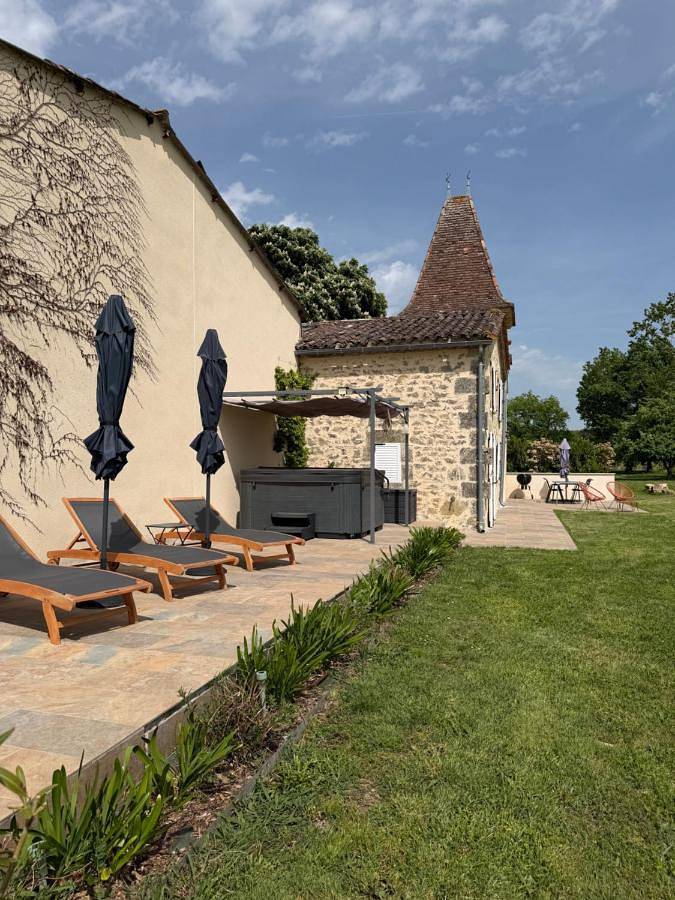 Location de vacances pour 4 personnes, avec jardin et jacuzzi à Mauriac