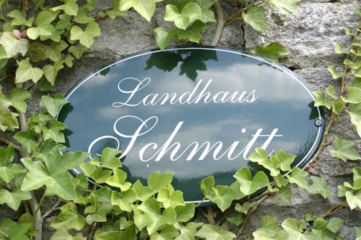Ganze Wohnung, Landhaus Schmitt - Ferienwohnung Libelle mit kleinem romantischen Balkon, mit Blick in die Weinlaube in Sommerach, Fränkisches Weinland
