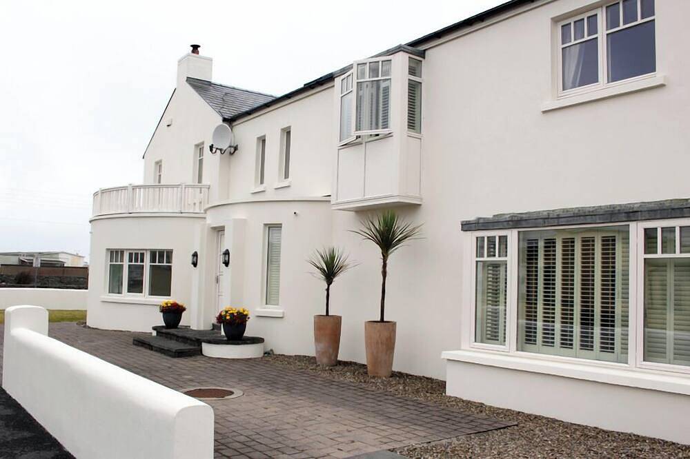 Luxury 4 bedroomed lodge beside Lahinch Golf Course in Lahinch, County Clare