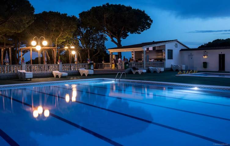 Casa rodante para 4 personas, con Terraza además de Piscina y Vistas en Calella