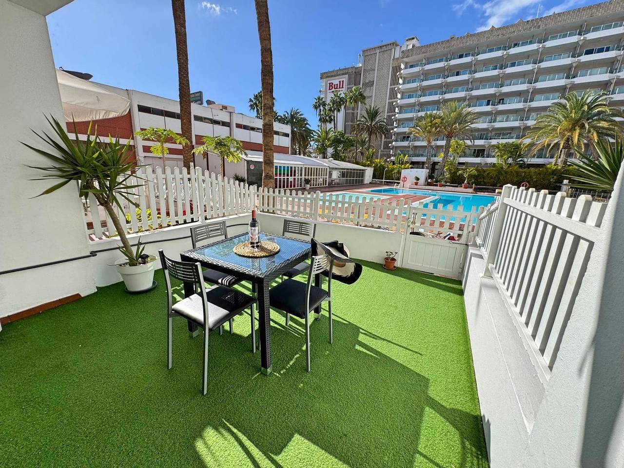Entire holiday apartment, Tropical Terraza a la Piscina in Maspalomas, San Bartolomé de Tirajana