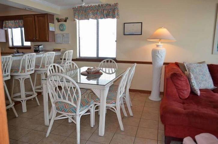 Vacation rental for 8 people, with pool and balcony in Surfside Beach