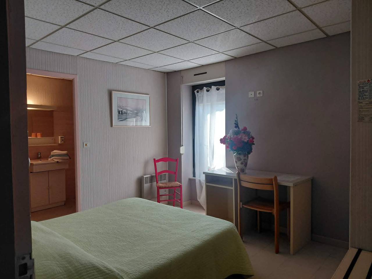 Zimmer mit lachsfarbenen Akzenten in Priziac, Pontivy und Umgebung