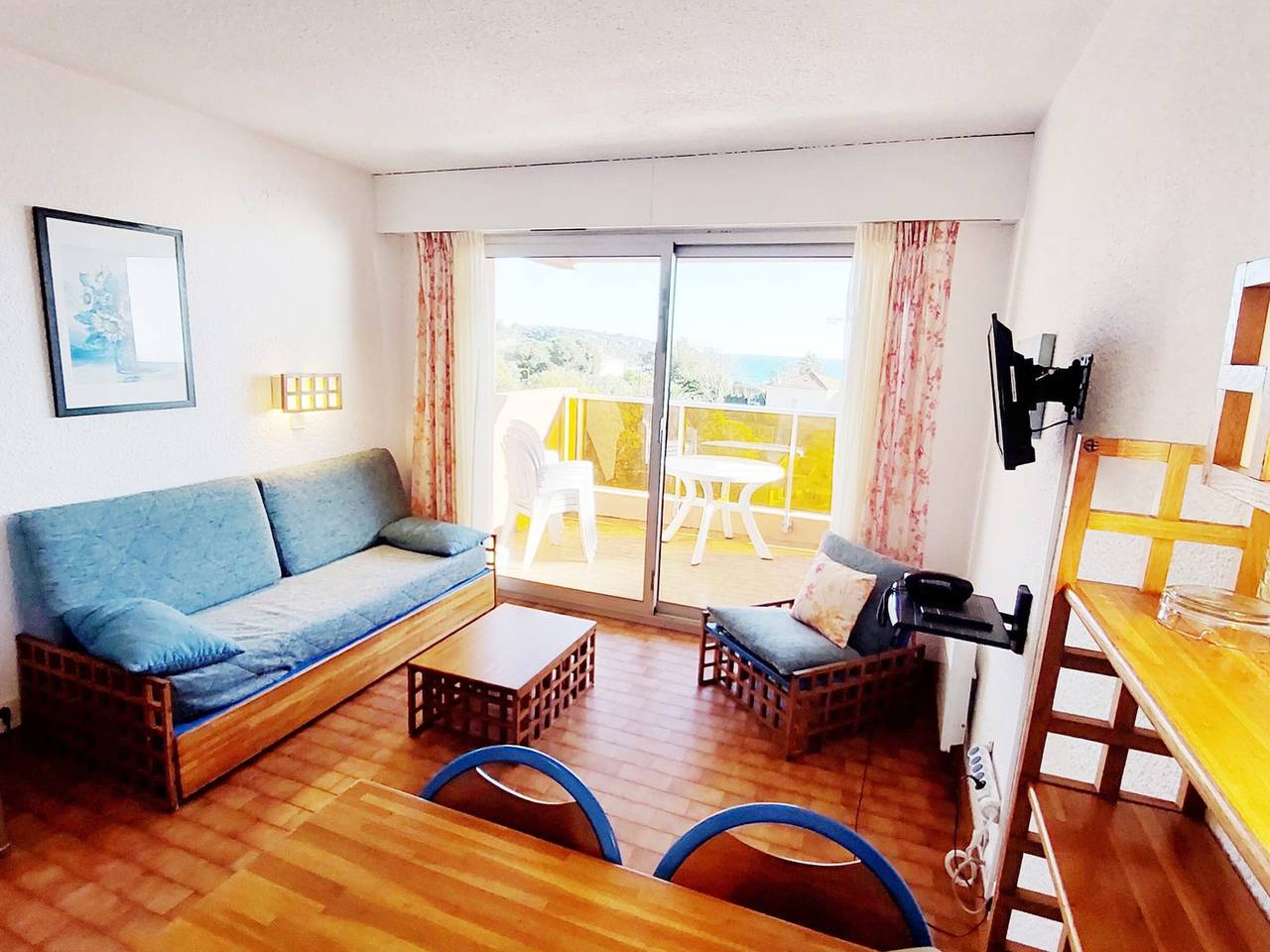 Entire studio, Studio for 4 with Wi-Fi and sea view in Roquebrune-Cap-Martin, Mediterranean Coast (France)
