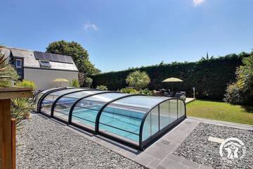 Gîte pour 2 personnes, avec jardin ainsi que terrasse et piscine, animaux acceptés à Pléhédel