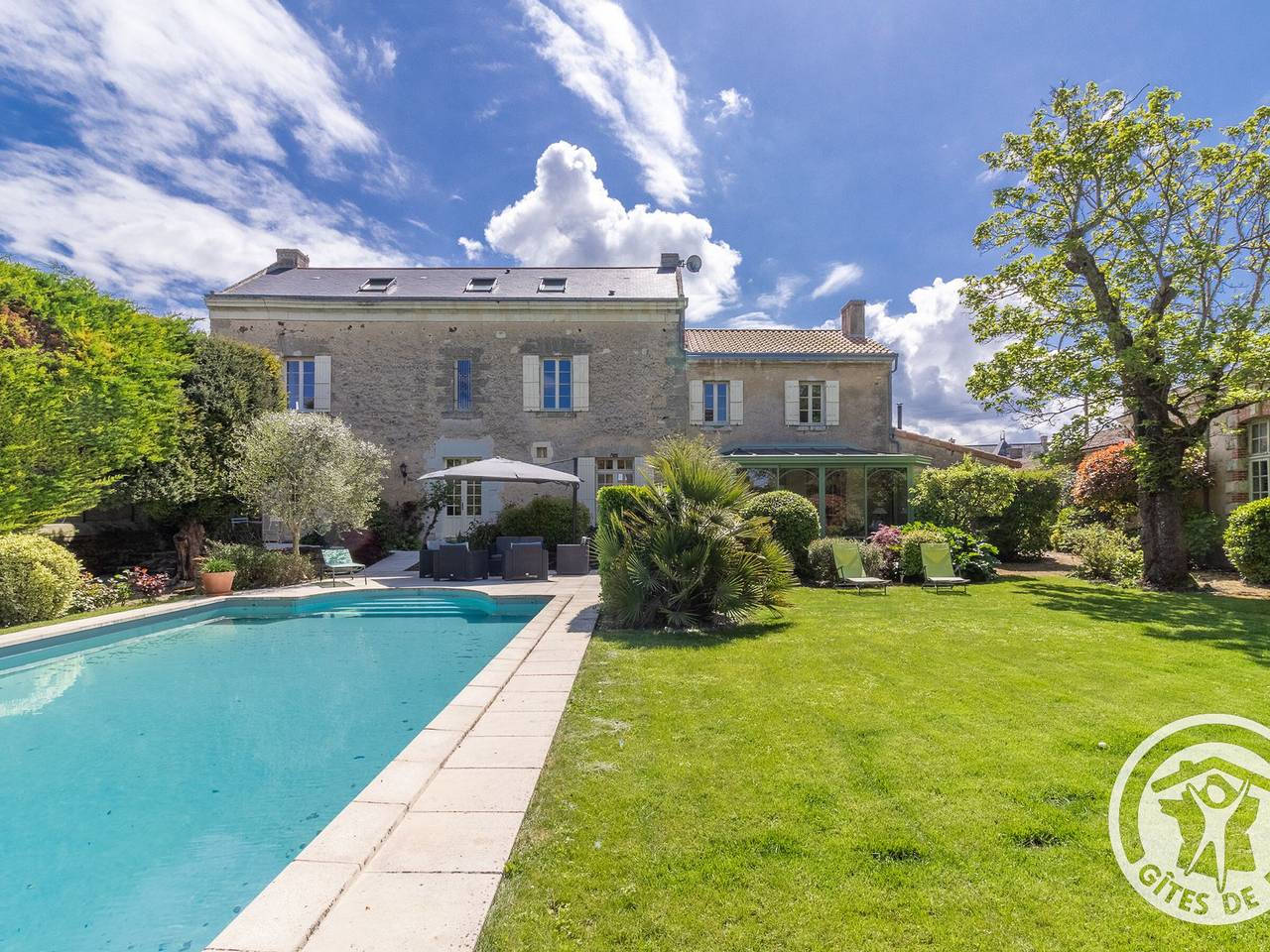 Charmantes Gästezimmer mit Pool, Gartenblick und Frühstück in der Weinregion von Doué-en-Anjou in Saint-Georges-sur-Layon, Loire-Tal