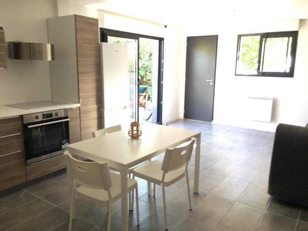 Appartement entier, One-Bedroom Apartment with Terrace in Ollioules, Côte méditerranéenne (France)