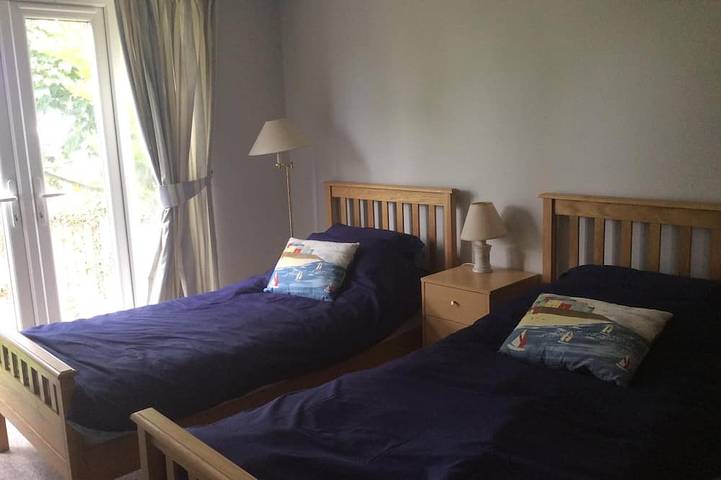 3 Bedroom Bungalow with large secure garden close to Sandy Beaches in Rhosneigr, Isle of Anglesey