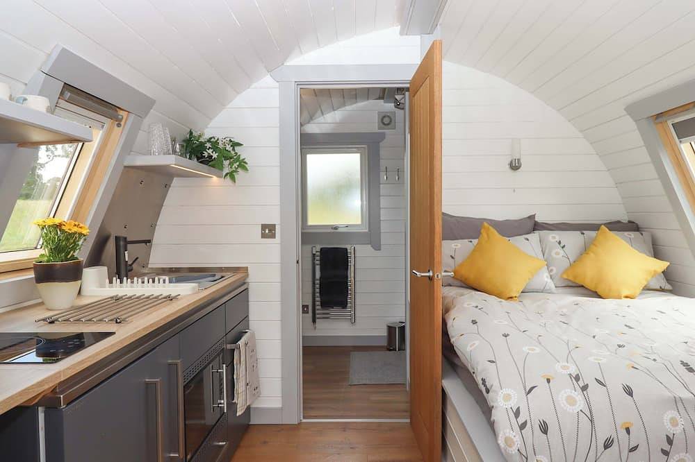 Under Oak Pod, pet friendly, with hot tub in Totnes in South Brent, South Devon