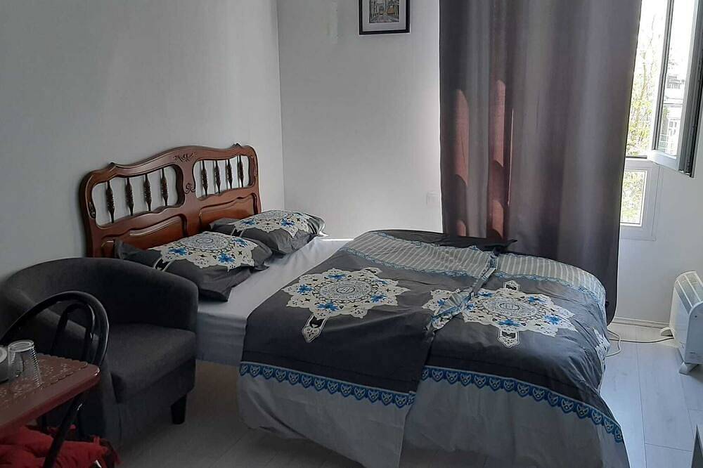 Entire apartment, Studio De 18 m2 Tres Propre Avec Lit Double 140x200cm in Cergy, Val-d'Oise
